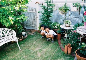 お孫さんも水やりのお手伝いをしてくれます