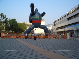 もう少しで完成。メディアの取材が増え、道行く人も立ち止まります。