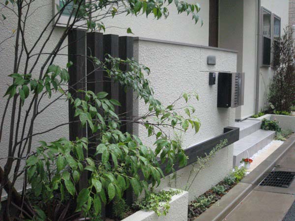 木目のラインがポイントのシンプルなエクステリア
