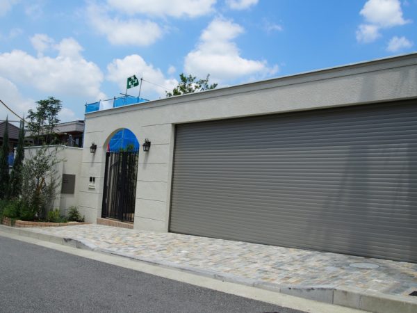 特注門扉とゲートのあるエクステリア